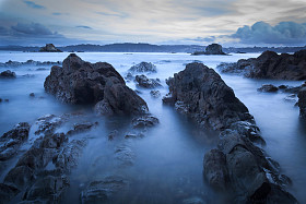 在夜间海洋海岸
