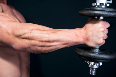 与手的重量的二头肌图片