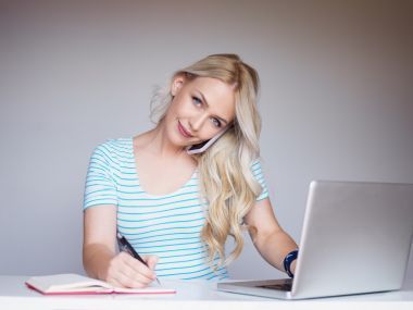 女售貨員與筆記本電腦在家工作