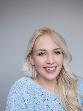 年轻漂亮的女人在家里用笔记本电脑