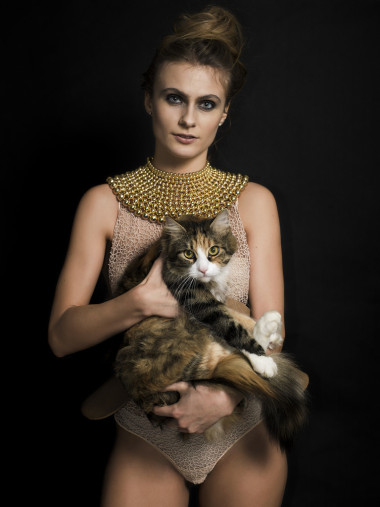 美丽的女人肖像穿着内衣，抱着可爱的苏西