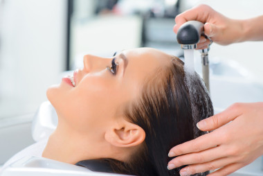 發(fā)型師正在洗客戶