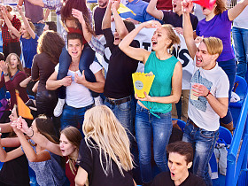 体育迷吃爆米花图片