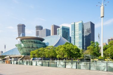 天際線和空地面前面的現代建筑