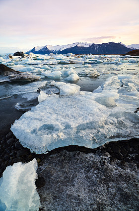 在冰岛 Jokulsarlon 泻湖