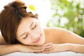 年轻漂亮的女人享受 spa 沙龙