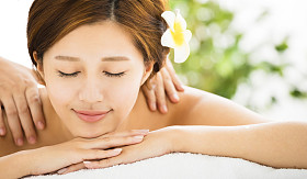 年轻漂亮的女人享受 spa 沙龙