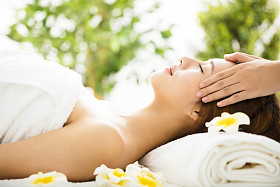 年轻漂亮的女人享受 spa 沙龙