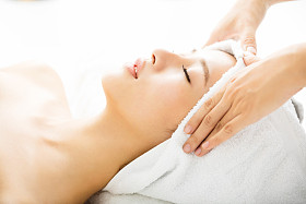 年轻漂亮的女人享受 spa 沙龙