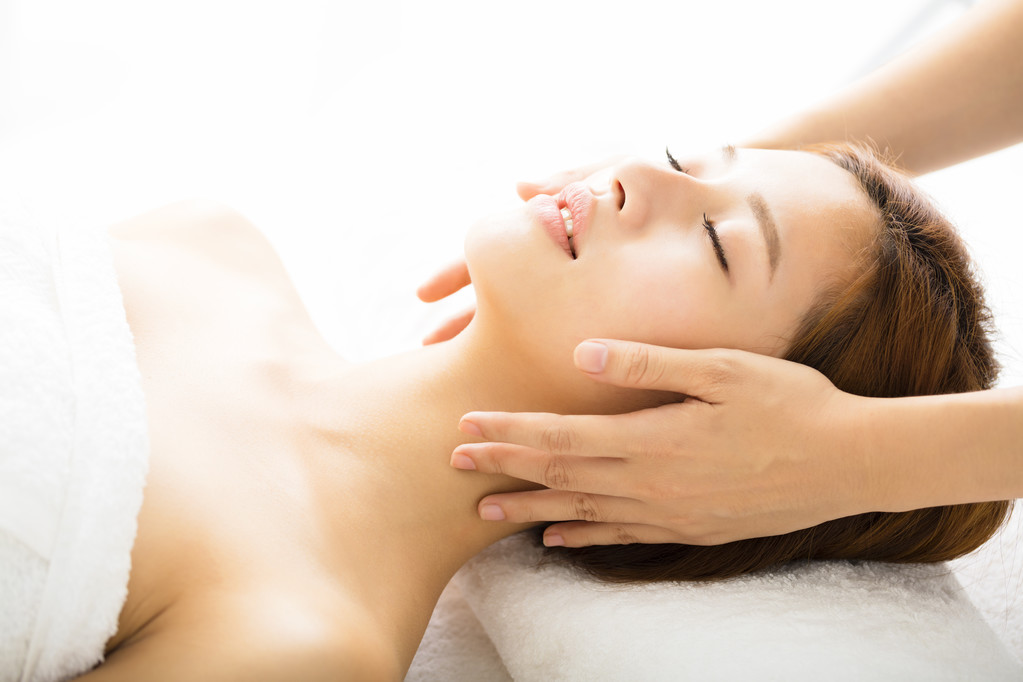 年轻漂亮的女人享受 spa 沙龙 年轻漂亮的女人享受 spa 沙龙