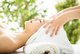 年轻漂亮的女人享受 spa 沙龙