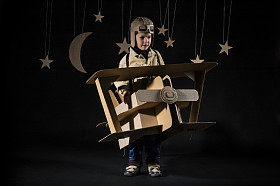 玩具飞机在晚上图片