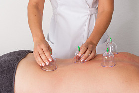 在火拔罐过程中删除一个玻璃地球仪针刺治疗师的详细信息