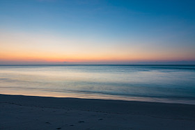 在黄昏时分的简约海景