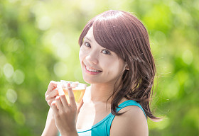 年轻女人喝绿茶图片