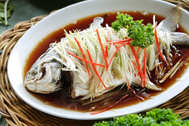 中國(guó)風(fēng)格蒸的魚(yú)盤圖片