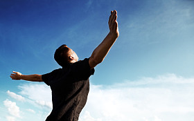 寸男人和晴朗的天空照片