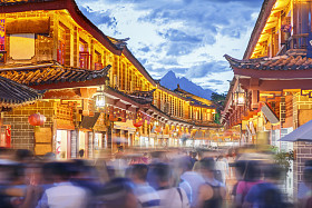 在晚上与拥挤的旅游，中国云南丽江古城