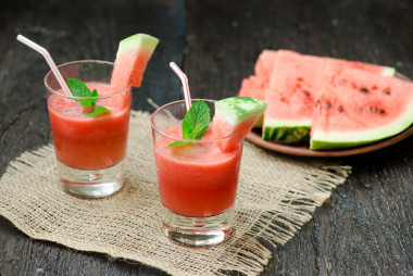 西瓜西瓜片眼鏡在喝圖片