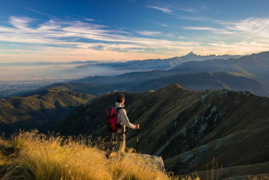 徒步旅行者在山頂上休息圖片