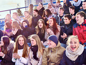 体育球迷鼓掌和唱歌图片