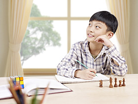 亚洲学生在家学习图片