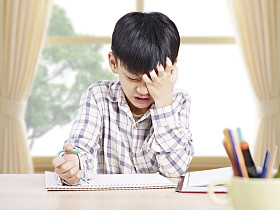 亚洲学生在家学习照片