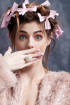 年轻女子覆盖嘴