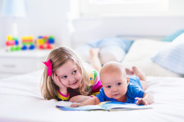 孩子的閱讀在白色的臥室里圖片