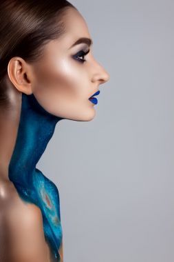 創(chuàng)意彩妝的漂亮女孩。明亮的顏色藍(lán)色的嘴唇。概念藝術(shù)宇宙宇宙