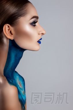 創(chuàng)意彩妝的漂亮女孩。明亮的顏色藍(lán)色的嘴唇。概念藝術(shù)宇宙宇宙