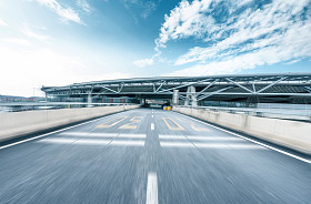天际线和道路穿过建筑物图片
