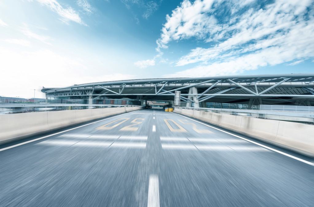 天际线和道路穿过建筑物图片