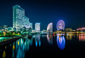 横滨在横滨港区未来街区滨水区景观的夜景