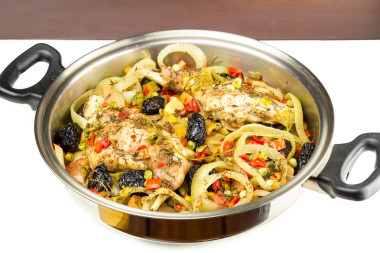 健康的食物，燉膳食兔肉同各種蔬菜盤、 特寫、 頂視圖