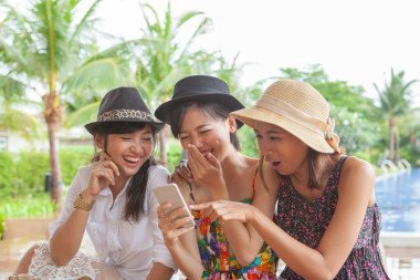 女性朋友期待著智能手機和笑以 h 組