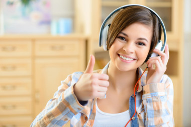 十幾歲的女孩戴著耳機