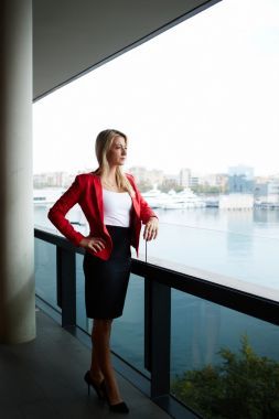 女商人站在陽臺露臺上