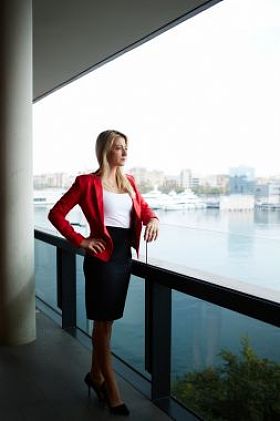 女商人站在阳台露台上