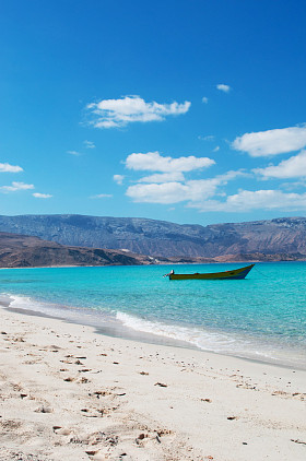 索科特拉也门中东:令人惊叹的风景与一艘船在拉斯沙布海滩沙布湾海滩之一沙布