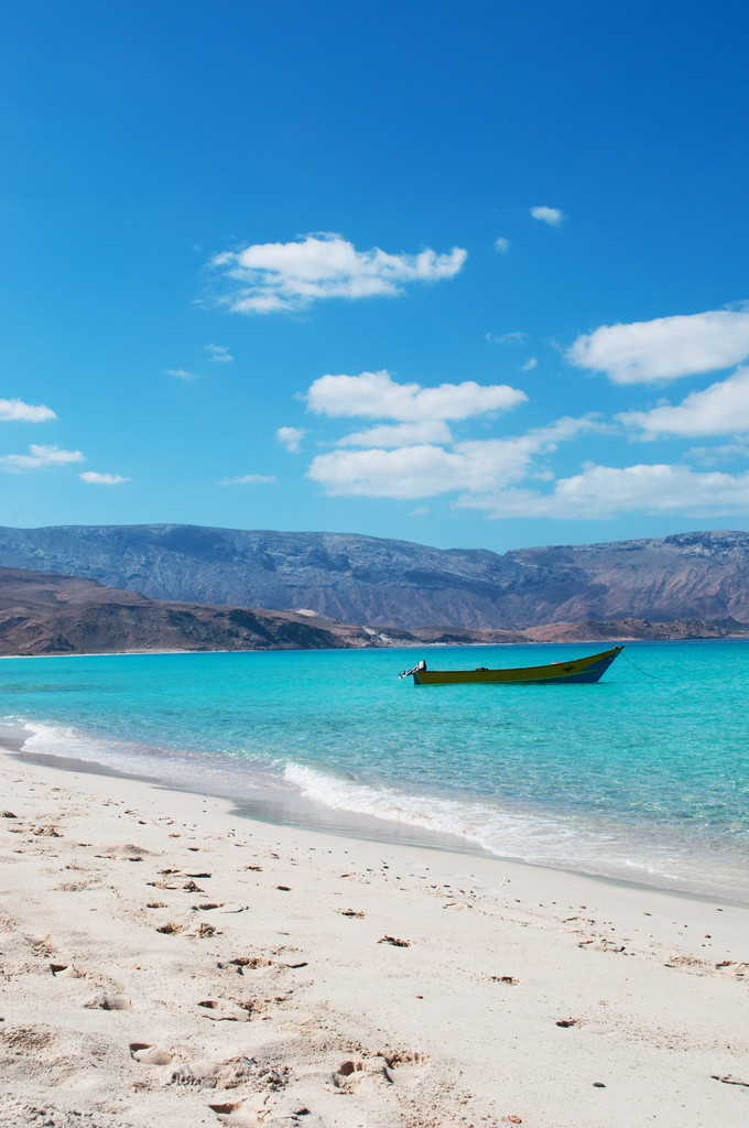 索科特拉也门中东:令人惊叹的风景与一艘船在拉斯沙布海滩沙布湾海滩之一沙布