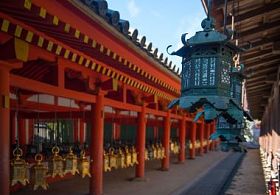 在春日寺青铜灯笼图片