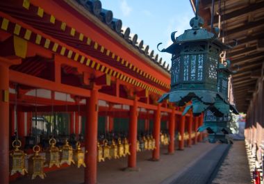在春日寺青铜灯笼图片