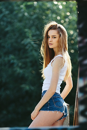 年轻漂亮的女孩构成照片