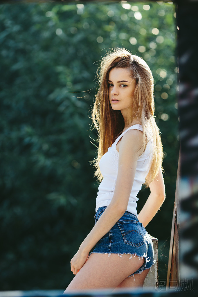 年輕漂亮的女孩構(gòu)成照片