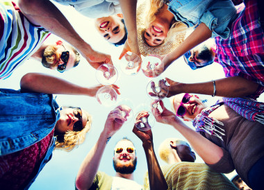 朋友慶祝香檳概念圖片