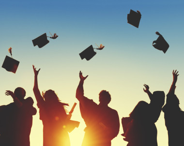 學(xué)生慶祝畢業(yè)，教育理念