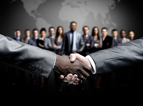 业务背景上孤立的握手图片