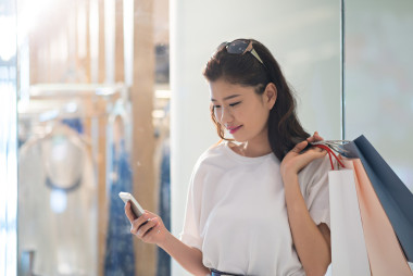 漂亮女人與袋閱讀消息照片