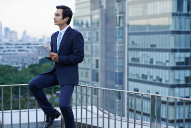 年轻的商人使用平板电脑图片